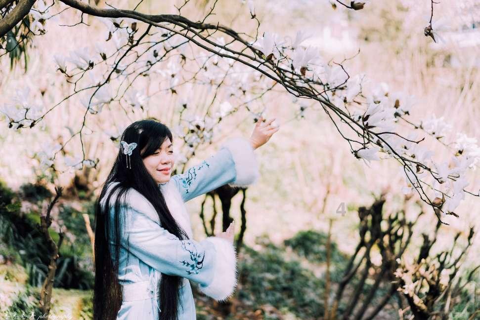 沙滩游玩的女孩们