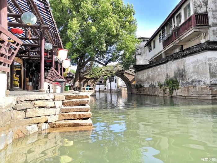 一个摄像头对着一条车道能拍到另一条车道対车闯红灯吗?游戏画面